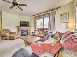 2 Mi to Donner Lake Walkable Truckee Condo!, ξενοδοχείο σε Truckee