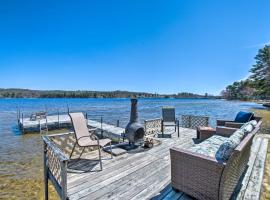 Hotel foto: Lakefront Naples Retreat with Docks and Fire Pits!