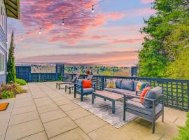 Hotel Photo: "The Fremont Lookout" with Deck & Gourmet Kitchen! apts