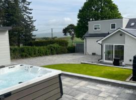 ホテル写真: 4 Bed cottage with Hot tub