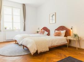 Hotel fotografie: Top location CITY CENTRE CONDO in historic building with free garage PARKING