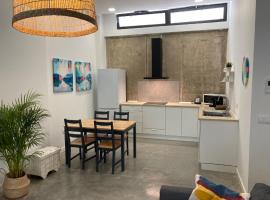 รูปภาพของโรงแรม: Acogedor apartamento en semisótano con patio y cerca de la Plaza de España