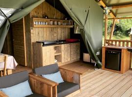 Hotel foto: Safari tent lodges with a beautiful view at Lot Sous Toile