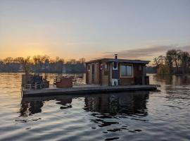 Ξενοδοχείο φωτογραφία: Hausboot mit Hottub in Berlin