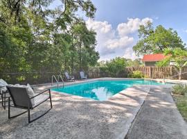 Hotel fotografie: Jacksonville Retreat with Pool and Yard - 3 Mi to Zoo!