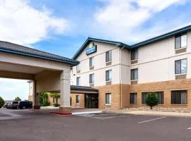 Days Inn & Suites by Wyndham Denver International Airport, hotel di Denver