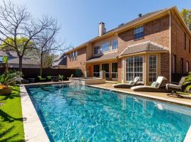 รูปภาพของโรงแรม: Summer Deal! Elegant Executive Retreat with Pool in Plano, Toyota Stadium Frisco, FC Dallas