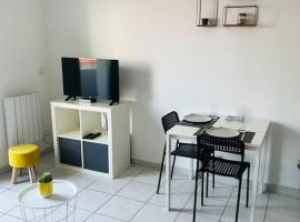 Zdjęcie hotelu: Le Studio 18 à Nîmes, proche centre ville & Gare TGV, Wifi Balcon