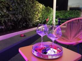 Foto di Hotel: Romantisme et glamour 2 avec spa , clim et jardin