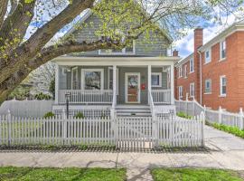 รูปภาพของโรงแรม: Charming Oak Park Home with Private Fire Pit!