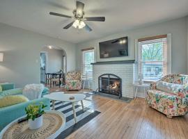 Hotel foto: The Gracie Cottage with Hot Tub and Fireplace!