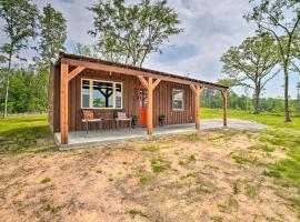 होटल की एक तस्वीर: Updated Studio Cabin in Ozark with Yard and Mtn View