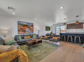 Hotel kuvat: The Palms in Gilbert, AZ - A Desert Getaway with Hot Tub, Private Office with Free Wi-Fi, Walk to Heritage District, Custom Murals & Artwork, Outdoor Games, 20 minutes to Bell Bank Sports Facility, Scottsdale & Phoenix Airport, home