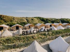 ホテル写真: Beachcamp Bloemendaal Surf Resort