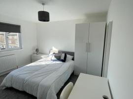 호텔 사진: Double room with private bathroom in Basingstoke