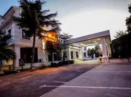 Univers Resort, hotel in Elbasan
