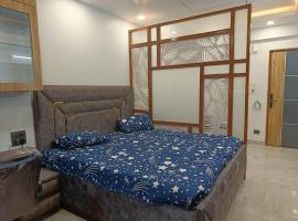 A picture of the hotel: BnBBuddy Superb Furnished Studio Apartment 720 in West Delhi