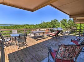 A picture of the hotel: Vian Getaway with Lake Tenkiller Views and Deck!