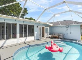 Foto di Hotel: Family friendly 4BR Home in St Lucie Cty with Pool, BBQ and Firepit!