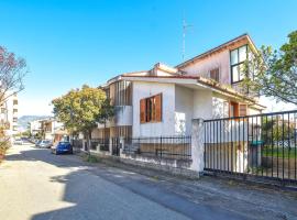 Hotel fotoğraf: 3 Bedroom Gorgeous Home In Reggio Calabria