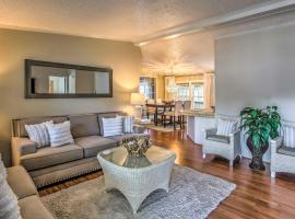 Hotelfotos: Murrells Inlet Home with 2 Screened-In Porches!