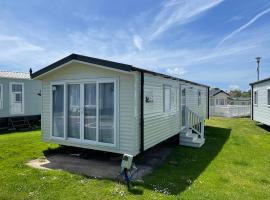 J2 static caravan at Fairway Holiday Park、サンダウンのホテル