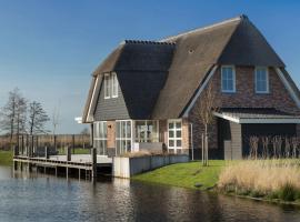 Photo de l’hôtel: Beautiful, thatched villa with a sauna at the Tjeukemeer