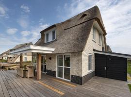 Hotel Foto: Spacious villa with a sauna, at the Tjeukemeer