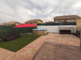 A picture of the hotel: Warner,piscina, aire ac, barbacoa, chillout, 400m patio