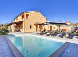 Villa mit privatem Pool, Spielplatz, WLAN, Klima, BBQ, khách sạn ở Pula