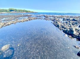 Beachfront 1 Bedroom Condo with Private Beach, Pool, Hot Tub, hotel in Pahala