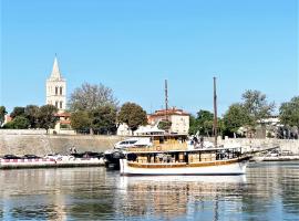 Rhythm Floating Hostel - Zadar, hotel en Zadar
