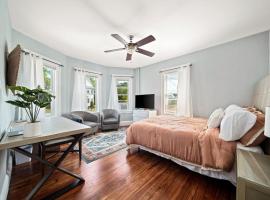 호텔 사진: Cozy Up in 5BR Apt Near Charming Oak Square