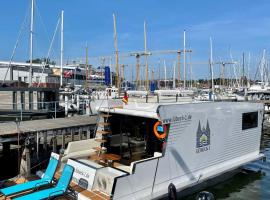 Hausboot mit Traumlage in Lübeck-Travemünde, hotel en Rönnau