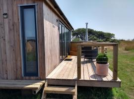 होटल की एक तस्वीर: Cleeves Cabins Ailsa Lodge with hot tub luxury