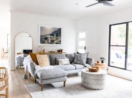 BERRIMA LUXE - Noosa Hill Home - Heated Pool, hôtel à Noosa Heads