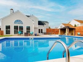 Hotel Photo: Gorgeous Graham Home with Private Outdoor Pool!