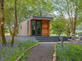Ewe pod, luxury glamping pod with hot tub, Croft4glamping, hotel v destinaci Benderloch