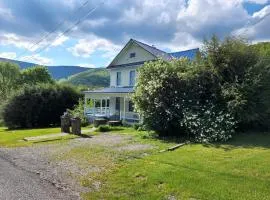 BaseCampWV-Durbin. Spacious 4 bedroom house w/yard