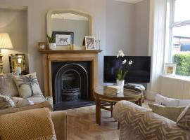 Stunning Period Townhouse with Garden, Walking Distance to Town, hotel in Dumfries