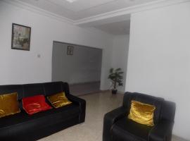 Фотографія готелю: Great Secured 1Bedroom Service Apartment ShortLet-FREE WIFI - Peter Odili RD - N28,000