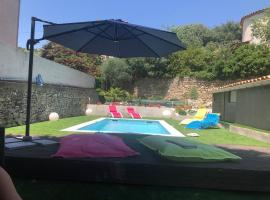 होटल की एक तस्वीर: Villa calme avec piscine privée nimes