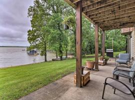 ホテル写真: Sunset Cove Lakefront Escape with Deck and Yard