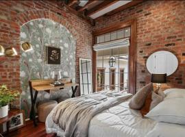 Hotel kuvat: Historic Garden District 5BR with Parking and Balcony