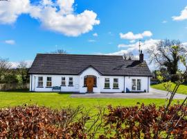 酒店照片: The Heights & Hollows Farmhouse, Saul, Downpatrick, SLEEPS 14