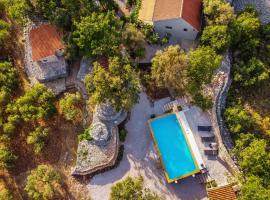 होटल की एक तस्वीर: Holiday Estate "Bujur" - private pool, surrounded by nature!