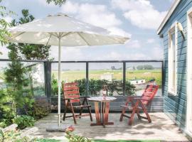 Hotel Foto: Beautiful Home In Lauwerzijl With Outdoor Swimming Pool