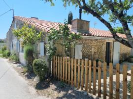 A picture of the hotel: Fleurs de vigne, gîte charentais au grand coeur