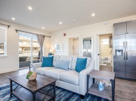 Ξενοδοχείο φωτογραφία: Beach Town Home wHot Tub - Walk to Beaches Downtown Activities and more