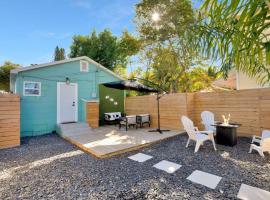 Hotel Photo: ModernTropic 2bd/1ba Near Beach w/ fence yard/deck